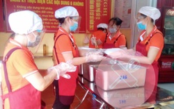 Gian bếp đỏ lửa và những món quà từ tâm trong mùa dịch Covid-19