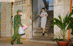 Buổi tối theo chân bộ đội mang thực phẩm đến nhà dân ở TPHCM