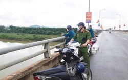 Để lại xe máy và dép, người phụ nữ nghi nhảy cầu Dùng tự tử