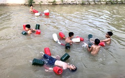 Ngăn ngừa tai nạn đuối nước ở trẻ em bằng phao cứu hộ làm từ lốp xe