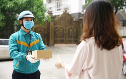 Làm gì để tránh lây nhiễm Covid-19 khi nhận hàng từ shipper?