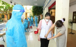 "Nhân bản" áo giảm nhiệt gửi tặng tuyến đầu chống dịch
