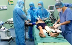 Bé trai 13 tuổi bị bạn phóng thanh sắt đâm đâm thủng phổi