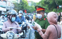 Hà Nội: Ùn ứ kéo dài tại chốt kiểm dịch vì phải xuất trình… lịch công tác