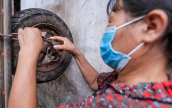 “Phu xe” chợ Long Biên phải nộp phí khi giãn cách xã hội, chính quyền địa phương nói gì?