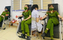 Vừa xong ca trực chốt, 3 nữ cán bộ công an lập tức đến hiến máu giúp bệnh nhân nghèo