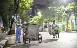 Khi phố đêm vắng vẻ, trên đường vẫn có những lao công