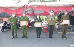 Bình Dương: Khen thưởng nữ cán bộ hưu trí đỡ đẻ thành công tại chốt kiểm soát dịch