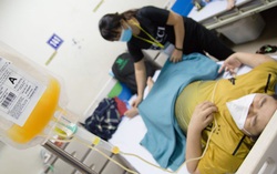 Những em bé "cần máu" bị kẹt lại thủ đô giữa mùa dịch