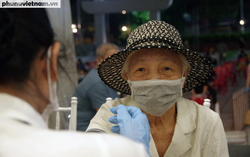 Người dân Thủ đô phấn khởi xếp hàng tiêm vaccine Covid-19 trong đêm