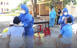 Quảng Bình: Chăm sóc bệnh nhân Covid-19, 11 người nhà trở thành F0