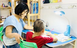 Mẹ quay như chong chóng nỗ lực hỗ trợ con học trực tuyến 