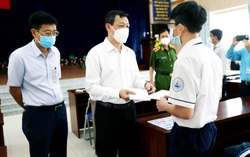 Trao "học bổng đỡ đầu" cho học sinh có cha, mẹ mất vì Covid-19 