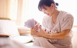 45% phụ nữ mới sinh trên thế giới được hưởng trợ cấp thai sản bằng tiền mặt