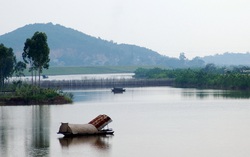 Gió thổi bên sông