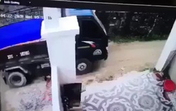 Bố lùi xe tải vô tình cán con trai 2 tuổi tử vong