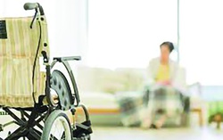 Đằng sau nỗi cô đơn của người mẹ già trong viện dưỡng lão