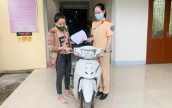 Cô gái vui mừng nhận lại chiếc xe máy sau 3 năm bị mất cắp