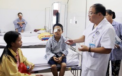 Cháu bỏng giác mạc do ông bất cẩn chọc điếu thuốc lá đang cháy vào mắt 