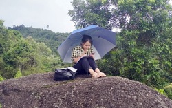 Học sinh dân tộc thiểu số nơi "cổng trời" xứ Nghệ lên núi "tìm sóng" để học trực tuyến