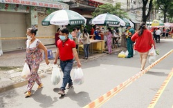 TPHCM: Người dân phấn khởi với buổi đi chợ đầu tiên sau thời gian giãn cách