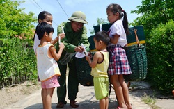 Người đi ngang cửa