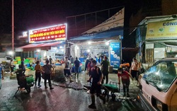 Hàng trăm người họp chợ trái phép giữa đêm,
dẹp chỗ này lan “thần tốc” sang chỗ khác