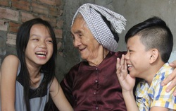 Tuổi tác chất đầy, ngoại khăng khăng giữ lối sống xưa cũ