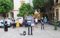 2 nữ, 7 nam "bay lắc" trong cửa hàng quần áo giữa mùa dịch