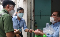 TP Thủ Đức tặng quà cho công dân nước ngoài ảnh hưởng bởi dịch Covid-19