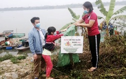 Phụ nữ Thủ đô vận động người dân "Thả cá, đừng thả túi nilon" trong ngày tiễn ông Công, ông Táo