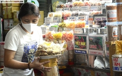 Cận Tết, trái cây, bánh mứt hút khách ở TPHCM