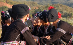 Trò chơi dân gian của trẻ em gái dân tộc Lự