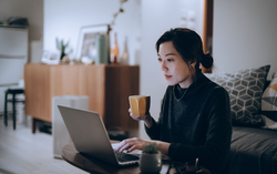 Bạn có thể mắc "chứng sợ hãi xã hội" và không giỏi giao tiếp nhưng vẫn phải sống vui vẻ