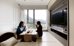 Căn hộ chỉ 45m2 nhưng có tới 4 phòng ngủ ngập tràn ánh sáng tự nhiên