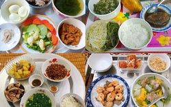 Cứ tưởng cơm ở cữ chỉ có rau ngót, thịt nghệ, chị em sau sinh khoe đủ món nhìn phát thèm