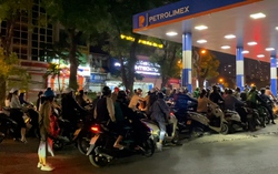 Hà Nội: Người đi "đổ" xăng tăng đột biến, một số cửa hàng bán cầm chừng