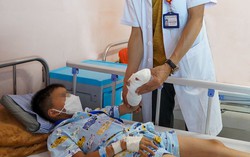Giúp anh nấu ăn, bé 7 tuổi bị đứt gần lìa 2 ngón tay 