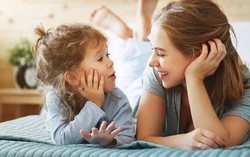 Cha mẹ cần lắng nghe con thế nào?