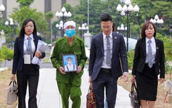 Người thân ôm di ảnh bé gái 3 tuổi bị người tình của mẹ đóng đinh vào đầu đến tòa