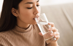 Khi uống nước, nên đứng hay ngồi?