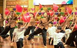 Gần 100 vũ công nhí tham gia Đại vũ kịch về dòng chảy thời gian