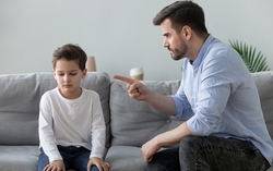 4 dấu hiệu chứng tỏ cha mẹ đang quá nghiêm khắc với con