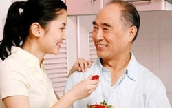 Con gái biếu 10 triệu, bố gọi cảm ơn rồi ôm mặt khóc khi nghe giọng nói vọng lại 