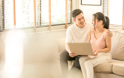 Ngày tân gia, chồng tôi kính cẩn đặt di ảnh của mẹ vợ lên bàn thờ