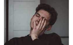 Yếu tố nào làm tăng nguy cơ mắc bệnh nhiễm trùng đường hô hấp dưới?