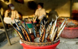 Những phụ nữ thủy chung với nghề cá nướng ở Hộ Độ