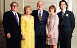 Sống cùng nhà mà các con của tỷ phú Warren Buffett ngoài 20 tuổi mới biết cha mình giàu
