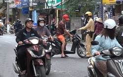 Bị cảnh sát mặc thường phục kiểm tra, tài xế kiện ra tòa