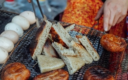 Loại bánh đặc sản được làm từ loài hoa nổi tiếng ở Hà Giang